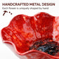 Handgjord metallblomma på en pinne